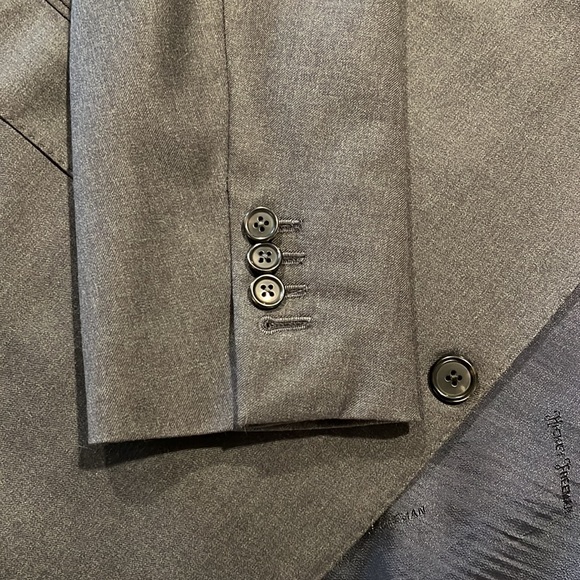 Hickey Freeman Charcoal Grey 100% wool with functional cuffs - Picture 5 of 10